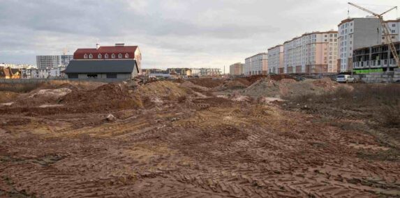 construction place with dirt land and unfinished residential houses
